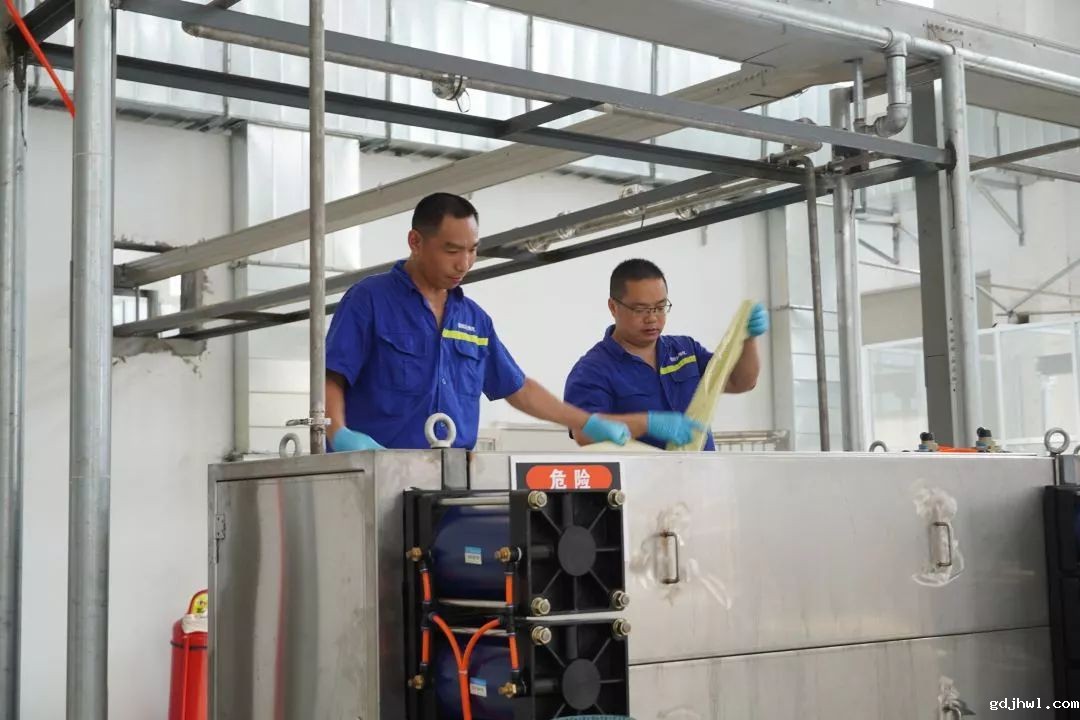 【<a href=//www.gdjhwl.com target=_blank class=infotextkey>gdjhwl</a><a href=//www.gdjhwl.com target=_blank class=infotextkey>新型光催化</a>】“坚守”在汗水中闪光