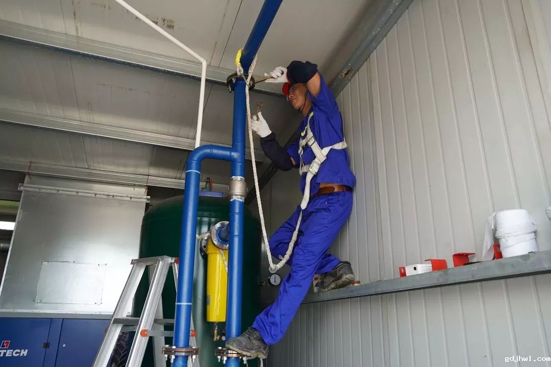 【<a href=//www.gdjhwl.com target=_blank class=infotextkey>gdjhwl</a><a href=//www.gdjhwl.com target=_blank class=infotextkey>新型光催化</a>】“坚守”在汗水中闪光