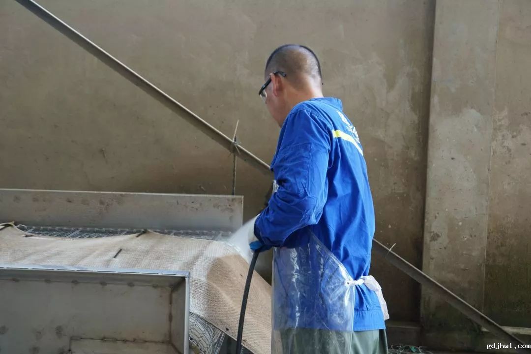 【<a href=//www.gdjhwl.com target=_blank class=infotextkey>gdjhwl</a><a href=//www.gdjhwl.com target=_blank class=infotextkey>新型光催化</a>】“坚守”在汗水中闪光