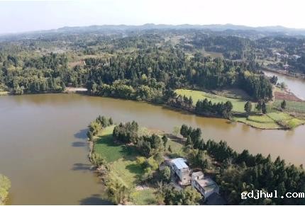 开展乡村振兴产业、河道治理和特色民宿建设